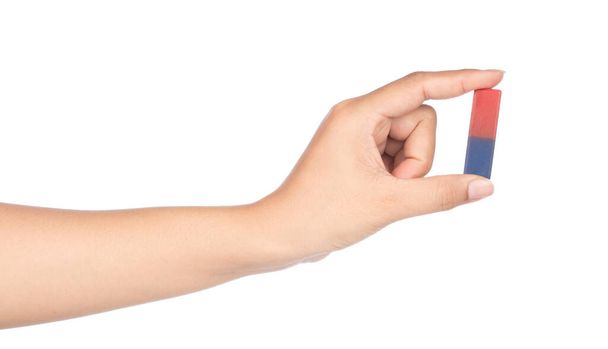 hand houden Rood blauwe magneet geïsoleerd op een witte achtergrond - Foto, afbeelding