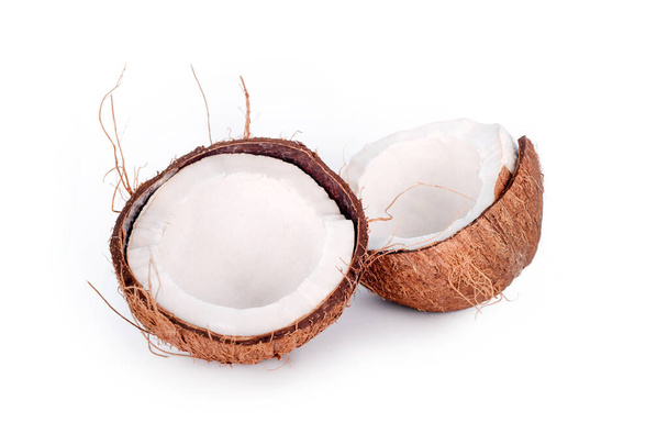 Riss in der Hälfte Kokosnuss isoliert auf weißem Hintergrund. Halbierte frische rohe Kokosnuss - Foto, Bild