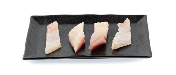Frisches Fischfilet in Scheiben geschnitten auf Teller isoliert auf weißem Hintergrund. - Foto, Bild