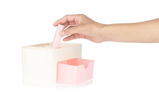 Ручний відкритий пластиковий ящик для ящиків ізольований на білому тлі
. - Фото, зображення