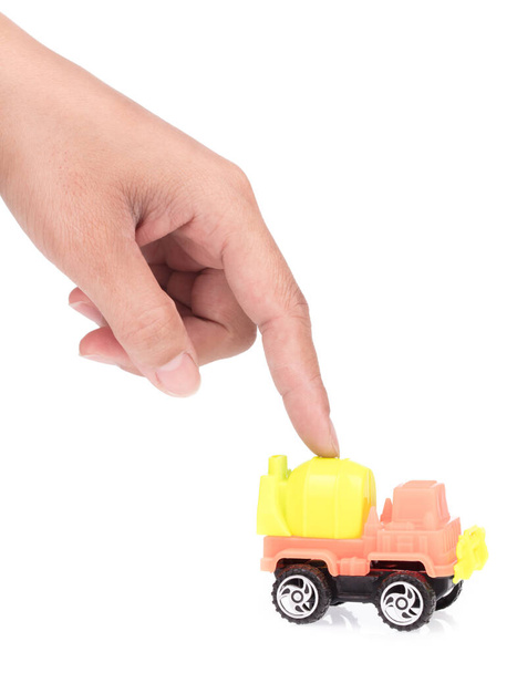 Ręka z wózkiem zabawki Beton mikser izolowany na białym tle - Zdjęcie, obraz