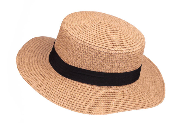 Brede hoed met strik door zwarte doek geïsoleerd op witte achtergrond - Foto, afbeelding