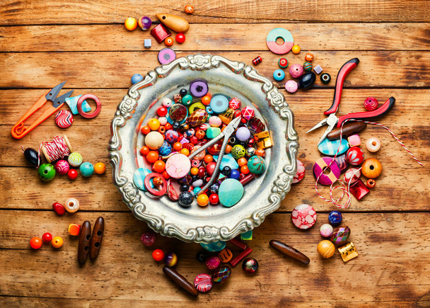 Grânulos de sementes coloridas de diferentes tamanhos.Artesanato, beads.Hobby e artesanal - Foto, Imagem