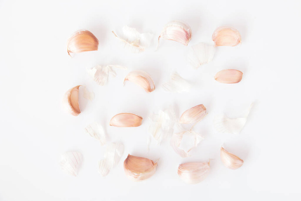 Cloves of Garlic on a white background. - Foto, afbeelding