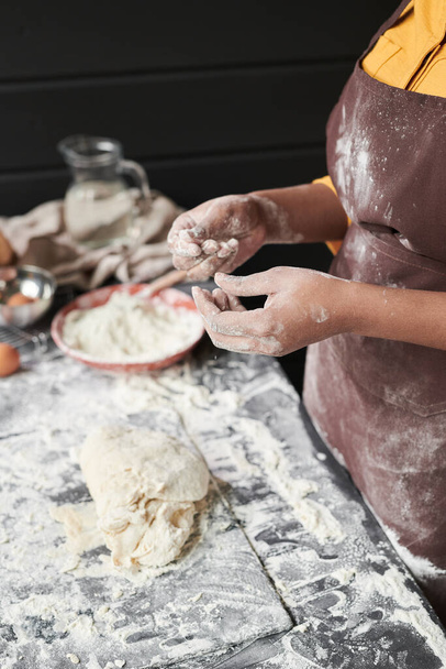 Bäcker knetet einen Teig - Foto, Bild
