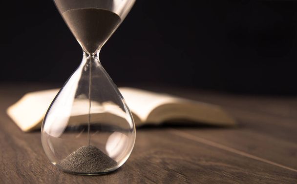 Hourglass countdown with a open boo - Foto, Bild