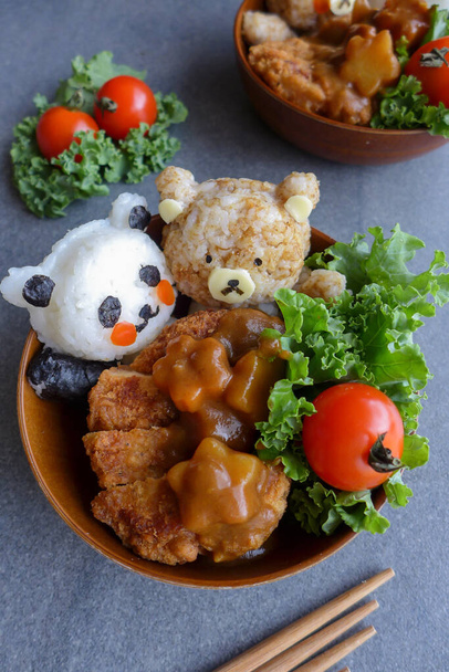 Оніґірі у вигляді панди з япанським каррі і кацу в чашках з помідорами з паличками для їжі, смачною і здоровою їжею, Гомемад японська кухня - Фото, зображення