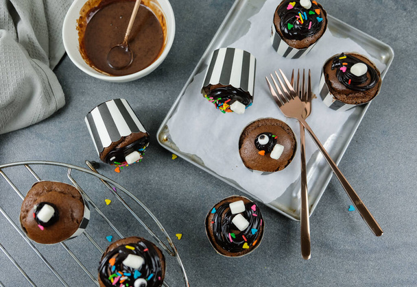 délicieux cupcakes maison et chocolat dans un bol sur la table  - Photo, image