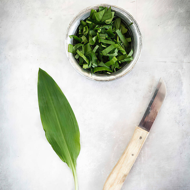 Ramson leaf and chopped ramson on the table, top view - Foto, immagini