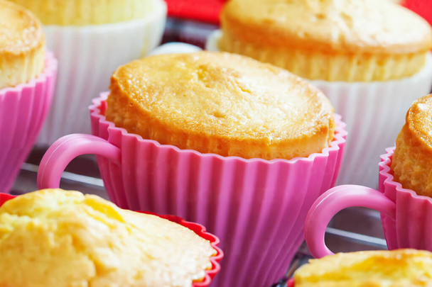 Leivonta ruokia muodostunut kuin kupit paistettu cupcakes jäähdytys verkkoon - Valokuva, kuva
