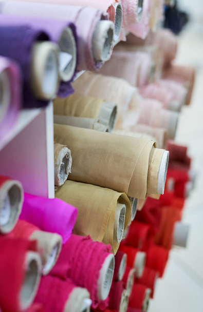 Rollos de lino textil de colores en cortinas. Concepto de sastrería - Foto, imagen