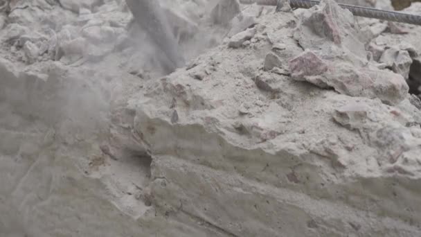 Demolizione di un martello pneumatico di una struttura concreta in un cantiere primo piano, vista dall'alto - Filmati, video