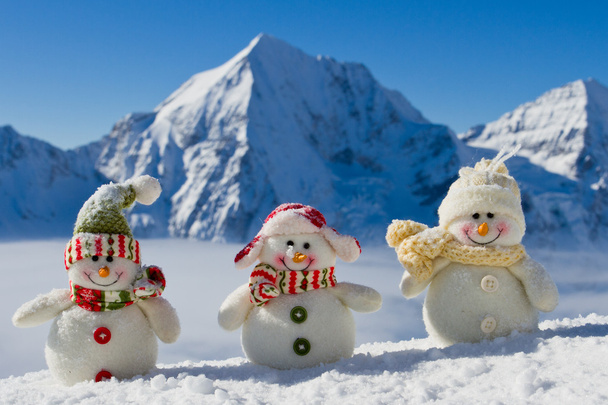 Зима, снег, солнце и веселье - счастливые друзья-снеговики
 - Фото, изображение