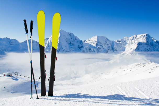 narciarski, narty, zimą, góry i sprzęt narciarski na stoku - Zdjęcie, obraz