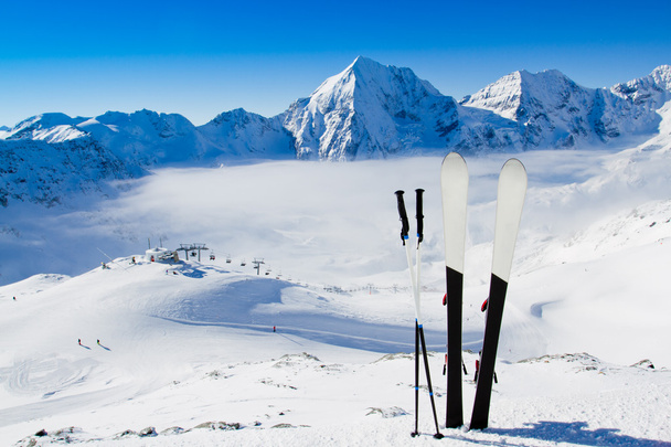 Esquí, esquí, temporada de invierno, montañas y material de esquí en pista de esquí
 - Foto, imagen