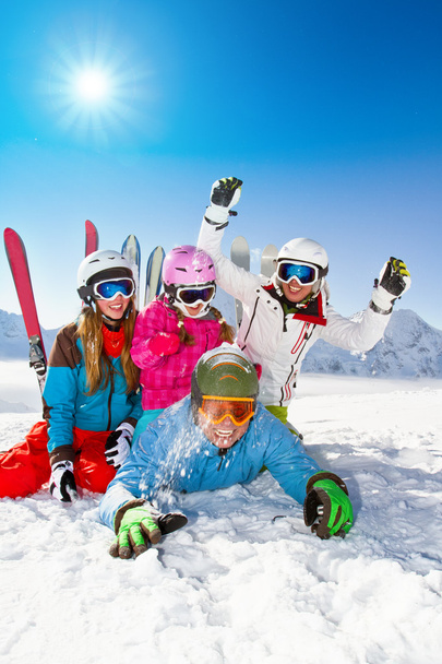 Sci, inverno, neve, sciatori, sole e divertimento
 - Foto, immagini