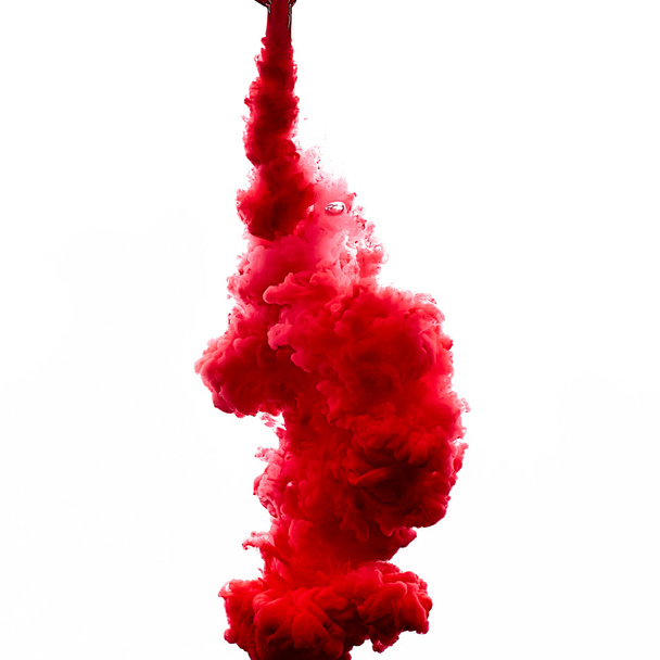 κόκκινο ακρυλικό μελάνι στο νερό. έκρηξη χρωμάτων - Φωτογραφία, εικόνα