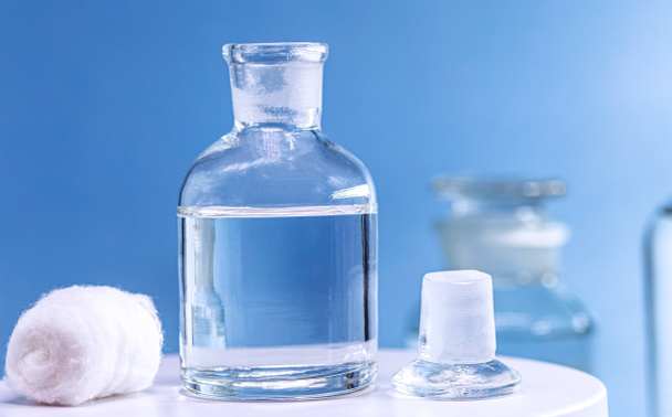 Бутылка реагента со стеклянной пробкой, лабораторная установка, концепция химии - Фото, изображение
