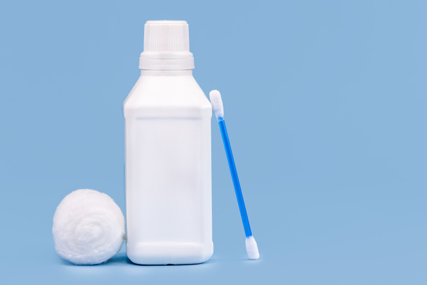 Пластикова пляшка для перекису водню, синій фон, концепція медицини, з копіювальним простором
 - Фото, зображення