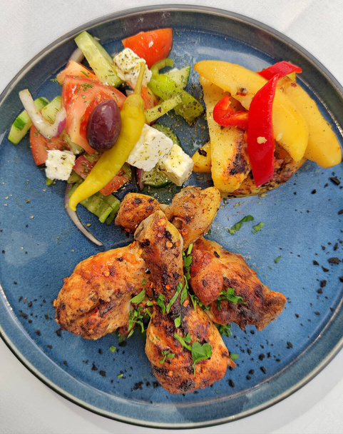 Cucina tradizionale greca con carne e verdure in piatto blu cucina alla moda sfondo moderno stampe di alta qualità - Foto, immagini