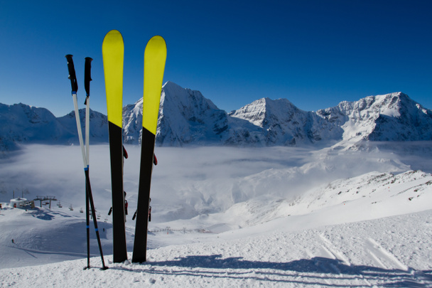 Ski, esqui, temporada de inverno, montanhas e equipamentos de esqui em corrida de esqui
 - Foto, Imagem