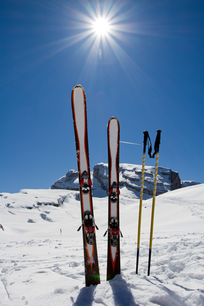 Ski, sí, téli szezonban, hegyek és sífelszerelés sípálya - Fotó, kép