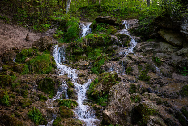 Bela cachoeira da floresta tropical de montanha com água e rochas de fluxo rápido, longa exposição. Viagem sazonal natural ao ar livre fundo com sol tremendo - Foto, Imagem