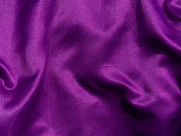 Vista superior de textura de tecido de seda roxa. Fundo violeta. Moda cor da moda vestido de cetim feminino flat lay, blog feminino brilhante design de sinal de texto de fundo sedoso. Papel de parede feminino abstrato, superfície têxtil - Foto, Imagem