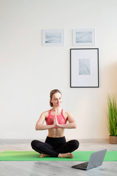 yoga practice sportive woman online training - Foto, Imagen