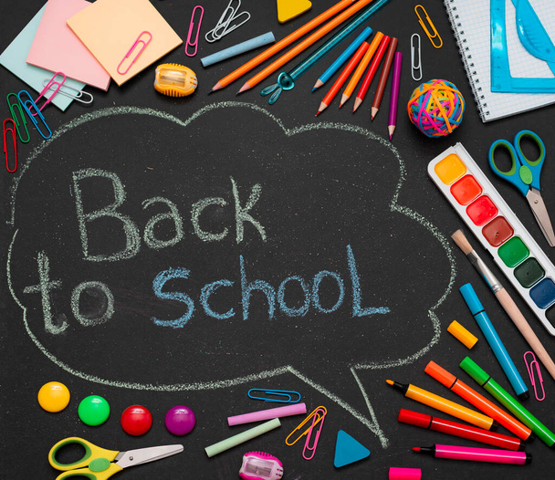 Σχολικές πολύχρωμες προμήθειες, μολύβια και ένα σύννεφο με χώρο αντιγραφής για κείμενο. - Φωτογραφία, εικόνα