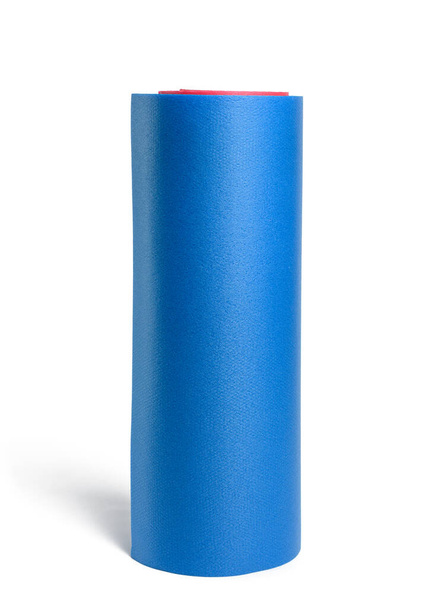 gedrehte blaue Neopren-Sportmatte für Sport, Yoga isoliert auf weißem Hintergrund - Foto, Bild
