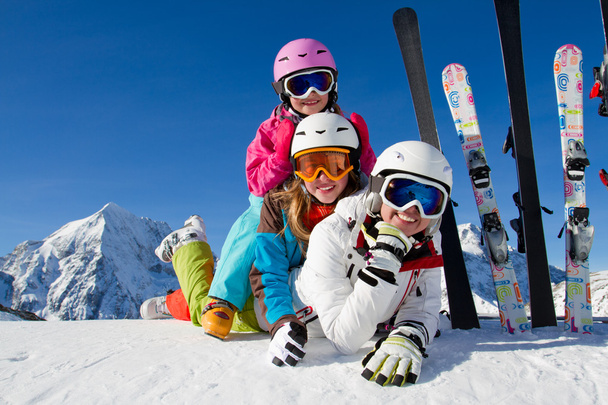 Ski, Winter, Schnee, Skifahrer, Sonne und Spaß - Familie genießt den Winter - Foto, Bild