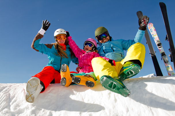 Ski, Winter, Schnee, Skifahrer, Sonne und Spaß - Familie genießt den Winter - Foto, Bild