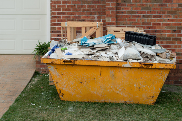Evite el contenedor lleno de basura doméstica en el patio delantero. Casa concepto de limpieza y renovación. - Foto, Imagen