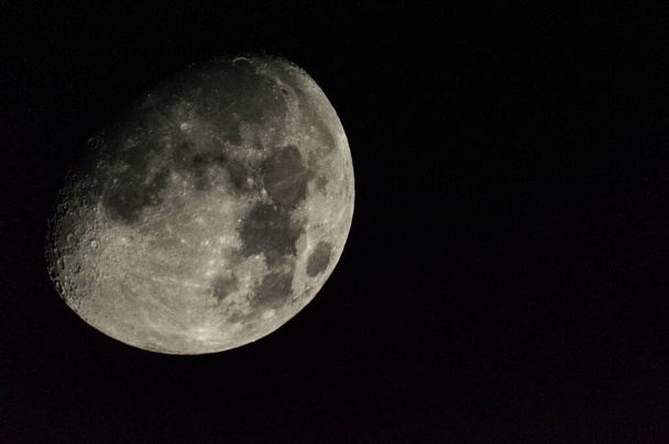 夜空の月 - 写真・画像