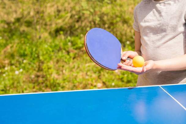 Niebieski tenis stołowy lub ping pong. - Zdjęcie, obraz