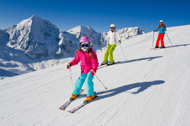 Esqui, inverno, aula de esqui - esquiadores em corrida de esqui
 - Foto, Imagem