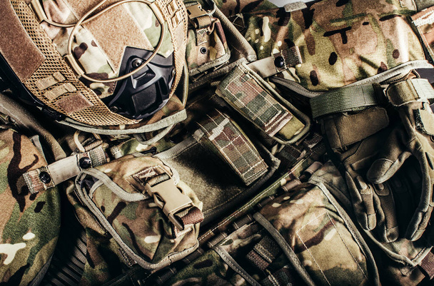 Foto di livello 3 protezione soldato munizioni e casco posa sulla superficie del tavolo. - Foto, immagini