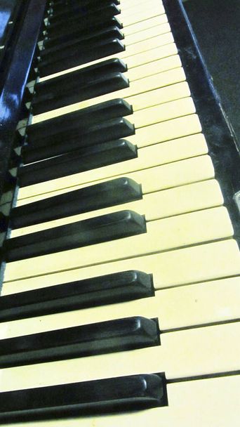 klawisze fortepianu, strunowy instrument muzyczny - Zdjęcie, obraz