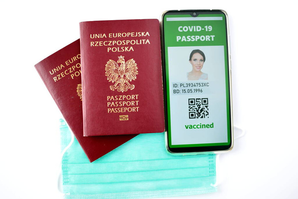 SARS-CoV-19 salgını sırasında seyahat ediyor. Geleneksel pasaport ve cep telefonunda Covid-19 pasaport uygulaması. - Fotoğraf, Görsel