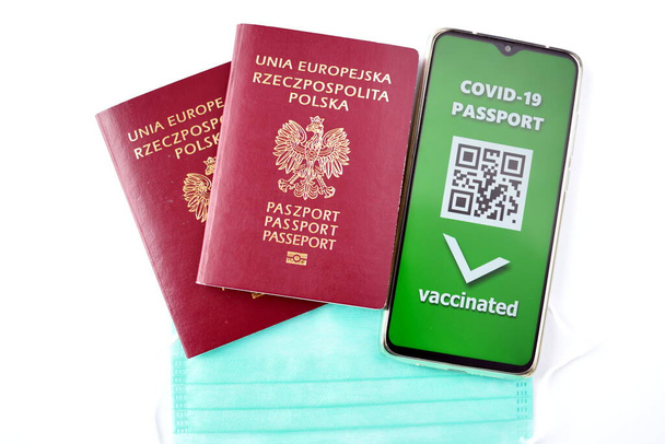 Viaggiare durante la pandemia di SARS-CoV-19. Passaporto tradizionale e applicazione del passaporto Covid-19 nel telefono cellulare. - Foto, immagini