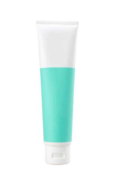 Embalaje en blanco tubo de pasta de dientes de plástico aislado sobre fondo blanco. - Foto, Imagen