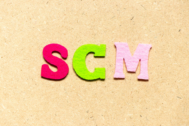Lettera alfabeto panno colore in parola SCM (Abbreviazione della gestione della supply chain) su sfondo legno - Foto, immagini