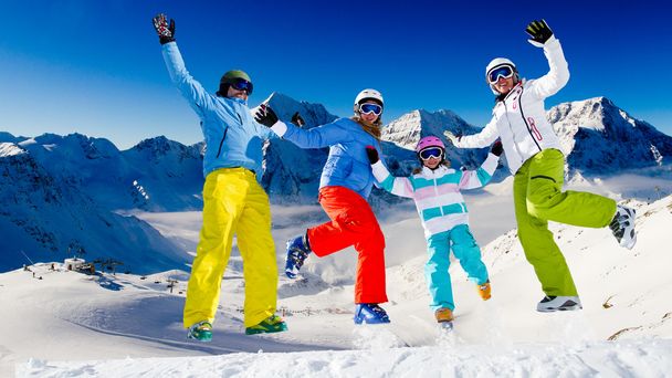 スキー、雪、冬の楽しみ - 幸せな家族のスキーチーム - 写真・画像