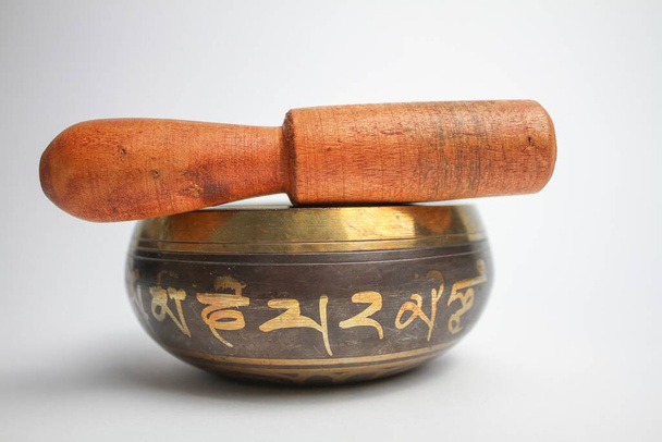 Alte tibetische Klangschale aus Kupfer für Musiktherapie und Yoga - Foto, Bild