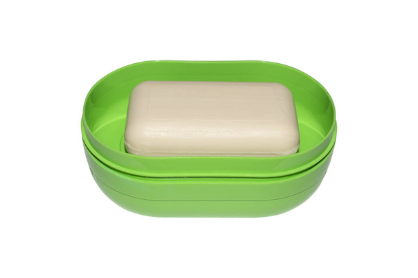 Seifenschale mit Seife isoliert auf weißem Hintergrund. Seife in einer Plastikseifenschale von oben. - Foto, Bild
