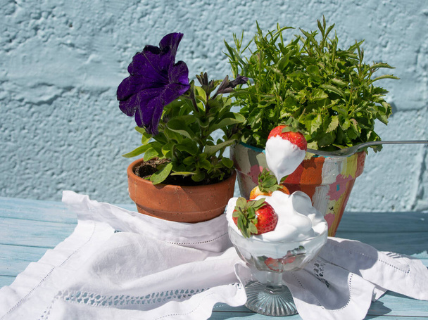 fraises et crème tradition anglaise après-midi thé  - Photo, image