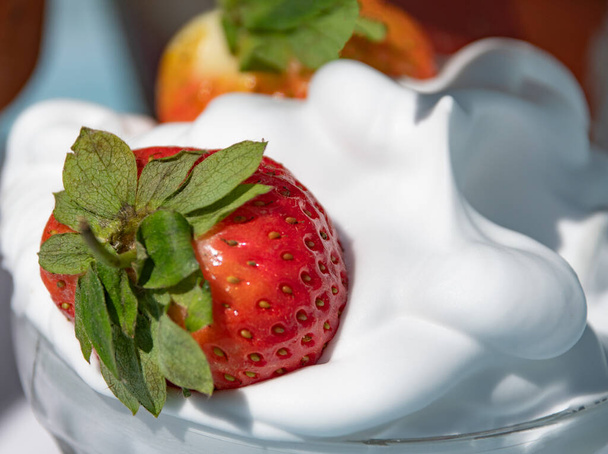 fraises et crème tradition anglaise après-midi thé  - Photo, image