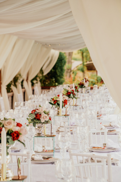 Mettre la table à un banquet de mariage dans le parc. - Photo, image