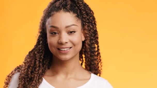 Stúdió portré vidám pozitív fiatal afro-amerikai hölgy mutatja OK gesztus és széles mosoly a kamera - Felvétel, videó